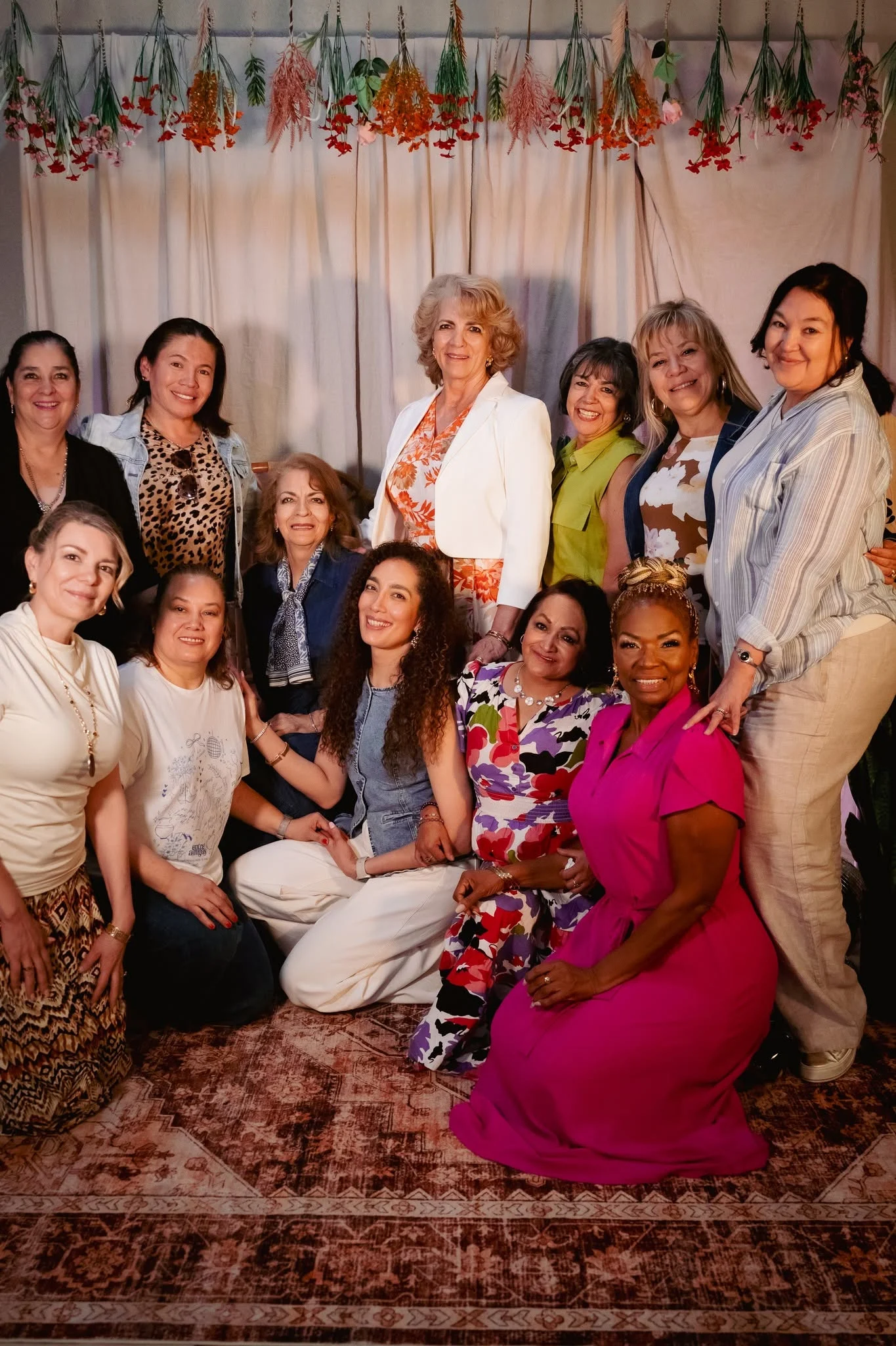 Mujeres de distintas generaciones adorando juntas en Nuevo Pacto